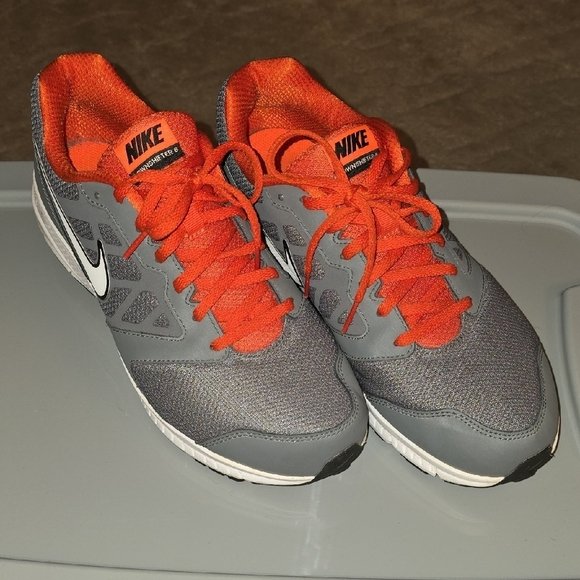 (J4) Nike Gray and Orange Athletic Shoes Sz 10 Men